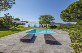 Espaciosa y elegante casa en parcela doble con vistas espectaculares y ubicada en la zona más exclusiva de Alella, a solo 15 km del centro de Barcelona.