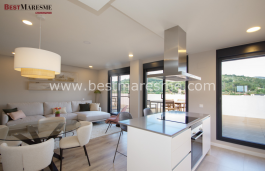 Pisos de obra nueva con terraza, a dos minutos andando de la playa y de todos los servicios esenciales. 