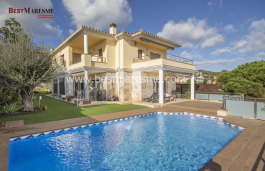 Fantastic and comfortable property for sale in a privileged urbanization of Premia de Dalt, with sea views and high-end finishes.