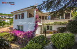 A property to enjoy family life located in La Llobera. Close to shops and the beach. Great use of all rooms