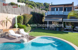 Impecable, muy luminosa con piscina, porche, jardín, zona de barbacoa. Está cerca de la playa y a pocos kilómetros de Barcelona