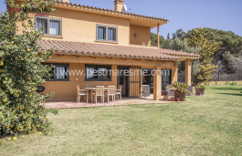 Large Mediterranean style house with fabulous views just a stone's throw from the center