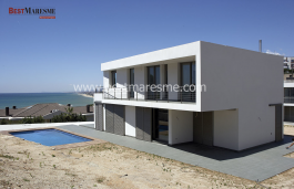 Espectaculares vistas al mar y al puerto deportivo, la casa es de diseño moderno y vanguardista, tiene jardín y terraza