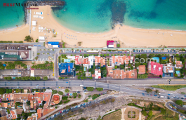 Magnificent townhouse for sale, fully renovated, with garden and private garage on the beachfront!