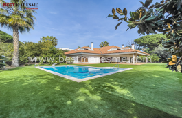 An elegant Mediterranean-style house for sale, this property combines privacy, spaciousness, and an exceptional connection with nature.