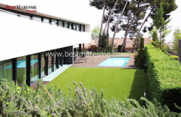 Spectacular contemporary house in the center of the town of Premià de Dalt, on the Costa del Maresme, well communicated.