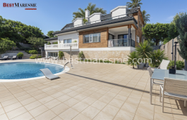 El lujo de vivir en urbanización privada al lado del mar