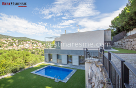 315 m² construidos sobre una amplia parcela plana de 823 m² ascensor y piscina