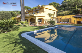 Propiedad de estilo mediterráneo con 350 m2 construidos en Cabrils, con bonitas vistas al mar y montaña y con una parcela de 700 m2.
