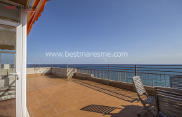 Penthouse in a fantastic private community, very close to all essential services and with incredible panoramic views of the sea and Barcelona.