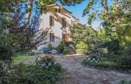 Casa modernista por reformar en un rincón privilegiado en el centro histórico de Teià