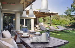Ubicada dins d'un recinte molt privat que consta. La parcel·la de la casa principal de 2.217 m2, la de la casa de convidats de 1.036 m2