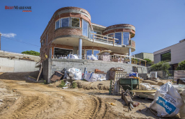 Piscina con cascada, jacuzzi y zona de barbacoa. Diseño exclusivo e interiores muy luminosos