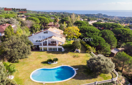 CASA DE ENSUEÑO CON VISTAS AL MEDITERRÁNEO.Sobria y elegante ,ubicada en un mirador en una de las urbanizaciones de más prestigio de Sant Andreu de Llavaneres