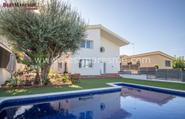 House with swimming pool and spacious interiors in Alella