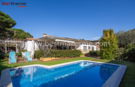 Single-story house in the center of Cabrils with a pool