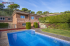 Grande maison de luxe, située à Cabrils, sur la Costa de Barcelona, dans un quartier exclusif près du centre et de tous les services.