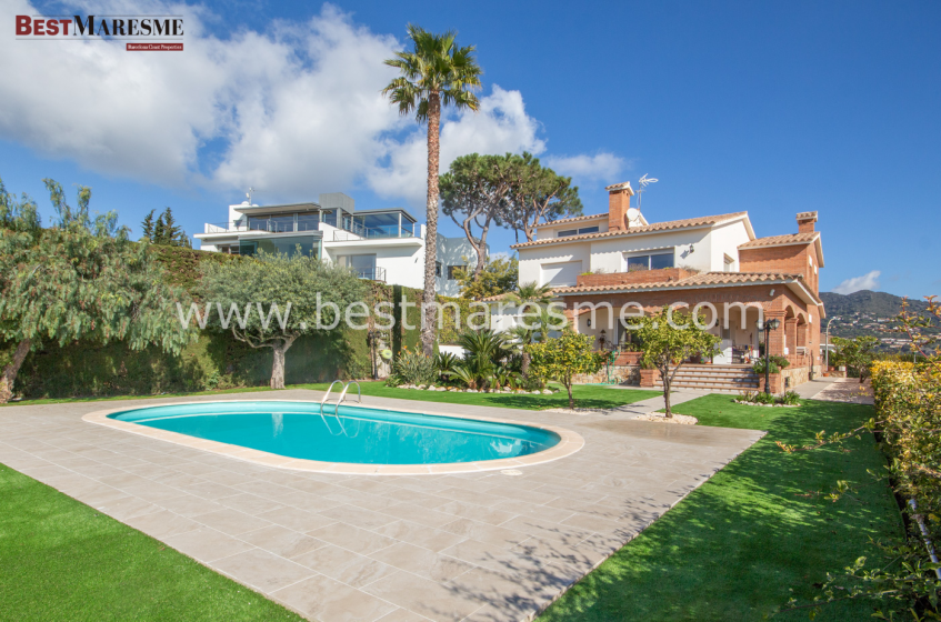 Fantástica propiedad con la mejor orientación, inmejorables vistas en urbanización residencial. Vilassar de Dalt