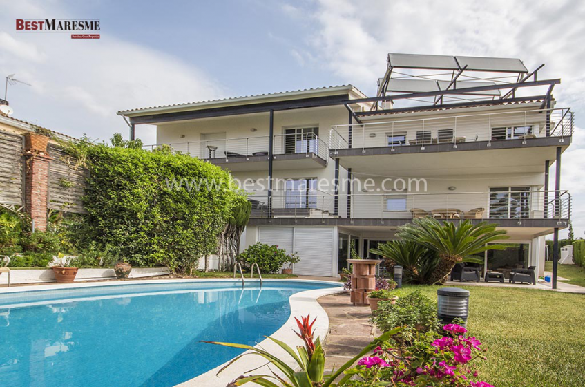 Casa en venta reformada en el año 2013 sobre una parcela de 1000 m2 con preciosas vistas.