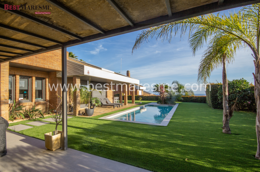 Exclusiva residencia con vistas panorámicas al mar