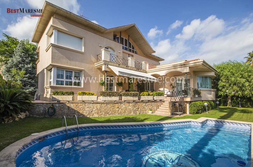 Casa en venta en Vilassar de Dalt. Elegante y señorial casa de lujo 100% equipada y amueblada.