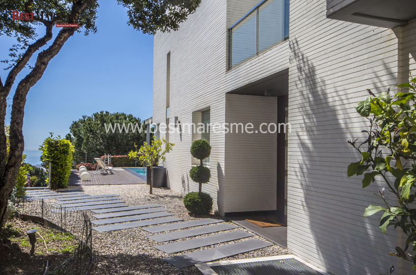 Fantástica casa de lujo con bonitas vistas al mar en la población de Vilassar de Dalt