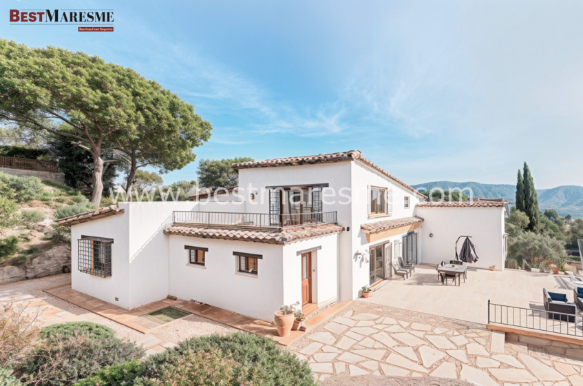 A 30 minutos de Barcelona, impresionante parcela de 1800 m2 elevada y con preciosas vistas al mar mediterráneo