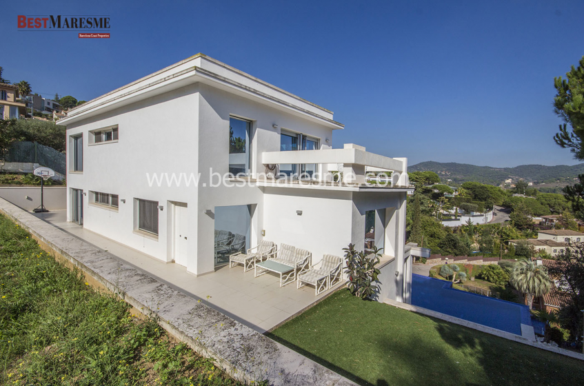Casas a la venta en Alella Fantástica casa de 600m2 ubicada en el corazón del prestigioso pueblo Alella.