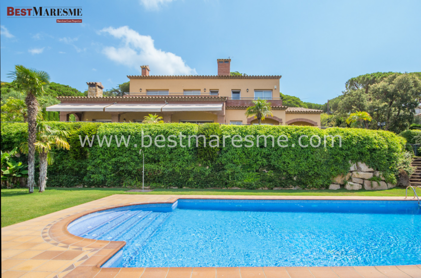 Casa espectacular de lujo en Cabrils. Propiedad privada con las mejores vistas al mar y la montaña. Acabados excelentes. 