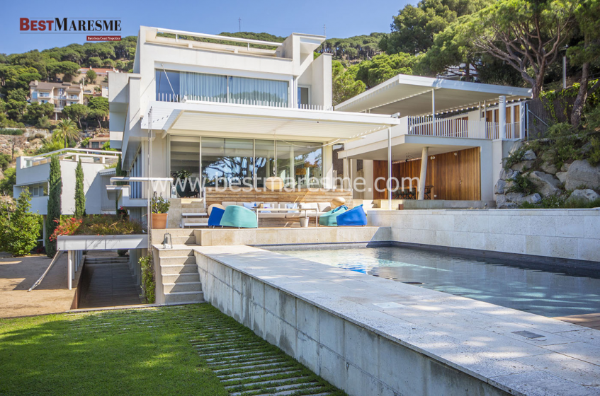 Fachada lineal con comunicación óptica de espacios continua. Amueblada y equipada 100%