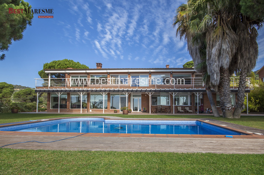 Vivienda única y excepcional en Cabrils sobre una parcela llana de 2177 m2, rodeada de un jardín mediterráneo exquisito